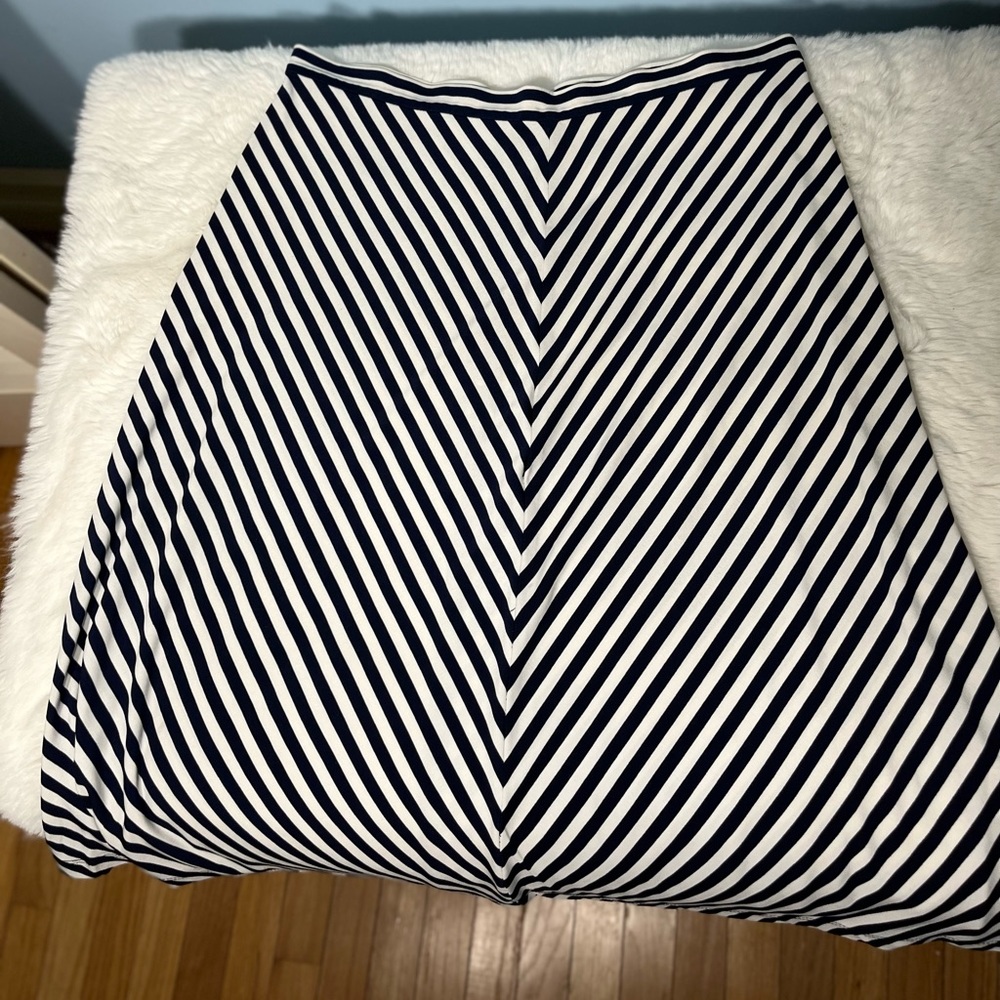 TAHARI striped Skirt size small you will love